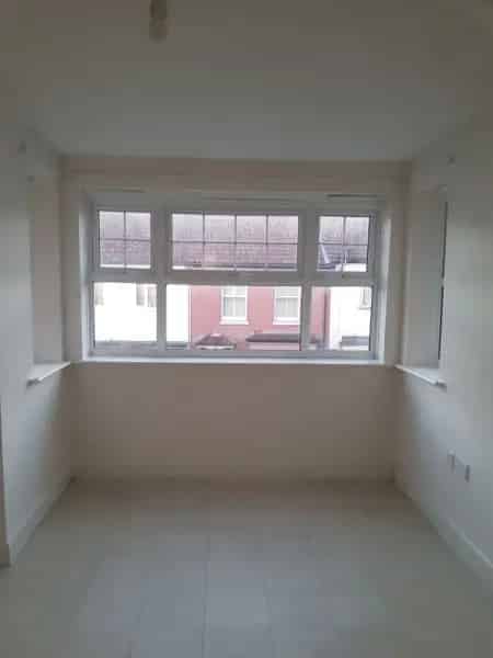 Spacious Living Apartment Near Transportation and Shopping