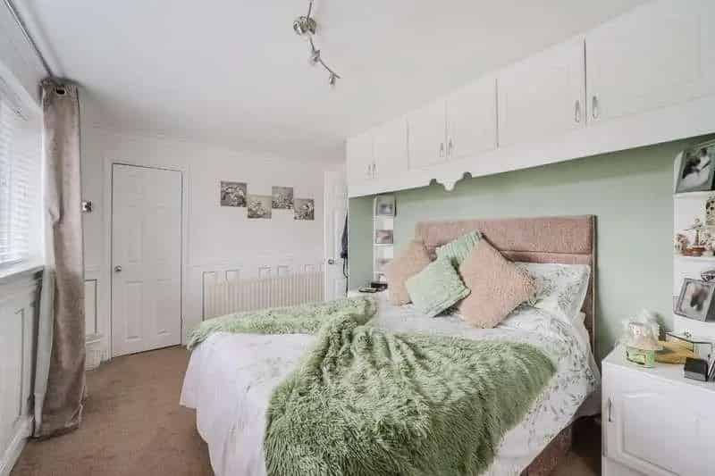 2 Bed House for Sale Near Schools and Transport