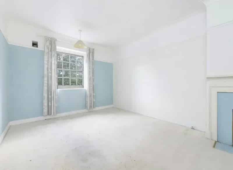 Three Bedroom Flat in Collins Mansion Block Chain Free