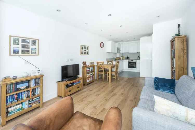 1 Bedroom Flat for Sale in Emerald Square Roehampton Lane