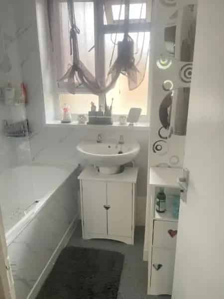 3 Bed House Near Transport Links Pets Allowed