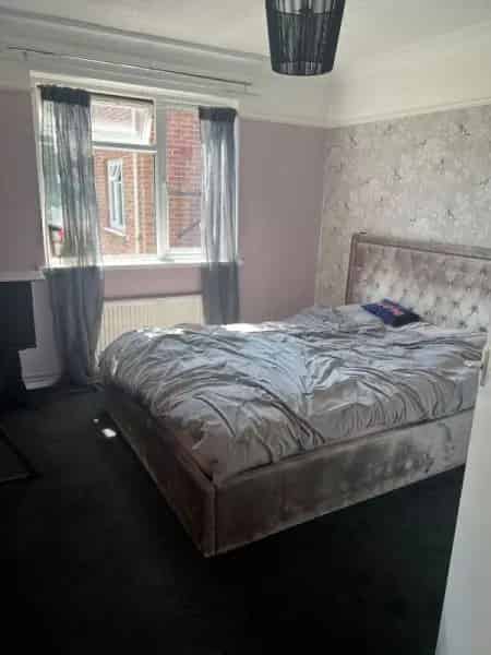 2 Bed Ground Floor Flat with Large Garden and Sheds