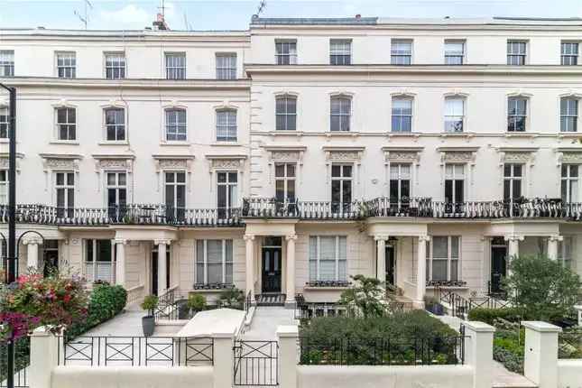 Flat for sale in Clarendon Gardens, London W9