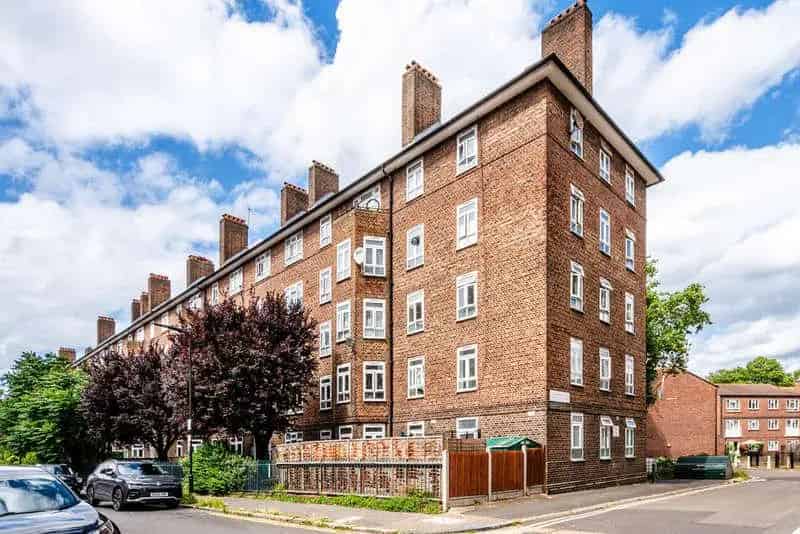 2 Bed Flat for Sale in East London - Renovated with River Views