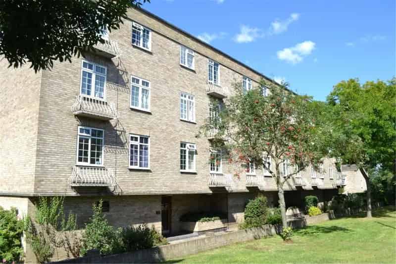 2 Bedroom Flat for Sale Wallington South Side