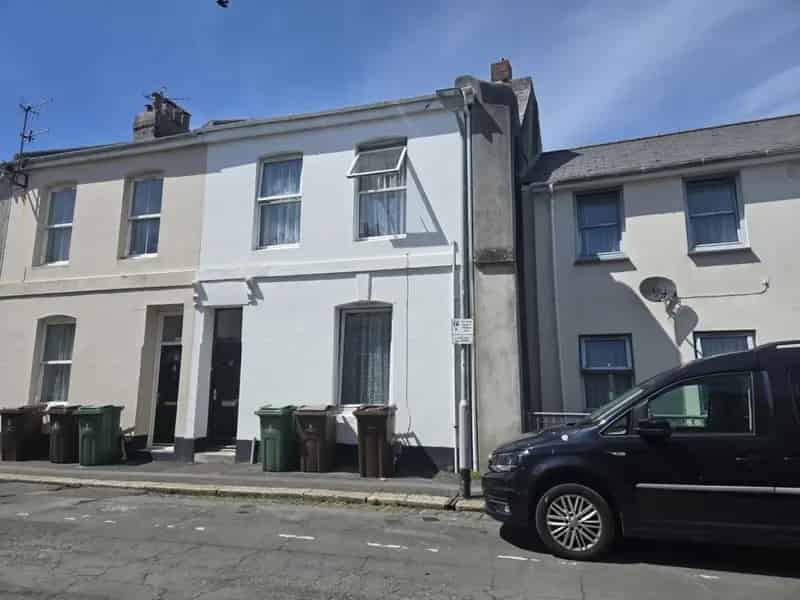 4 Bedroom House 2 Self Contained Flats 17100 Annual Income