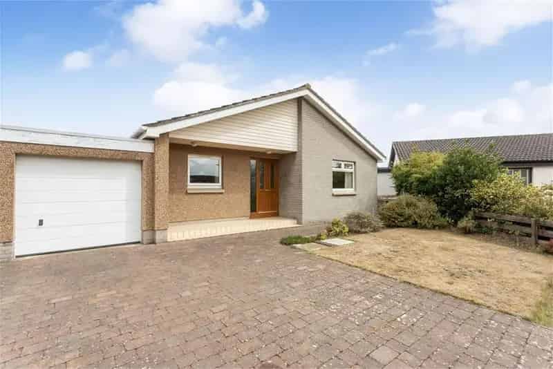 3 Bed House - Detached with 2 Reception Rooms