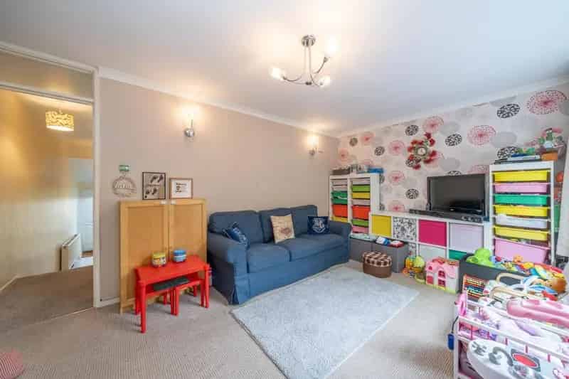 Spacious End Terrace House Near Tring High Street