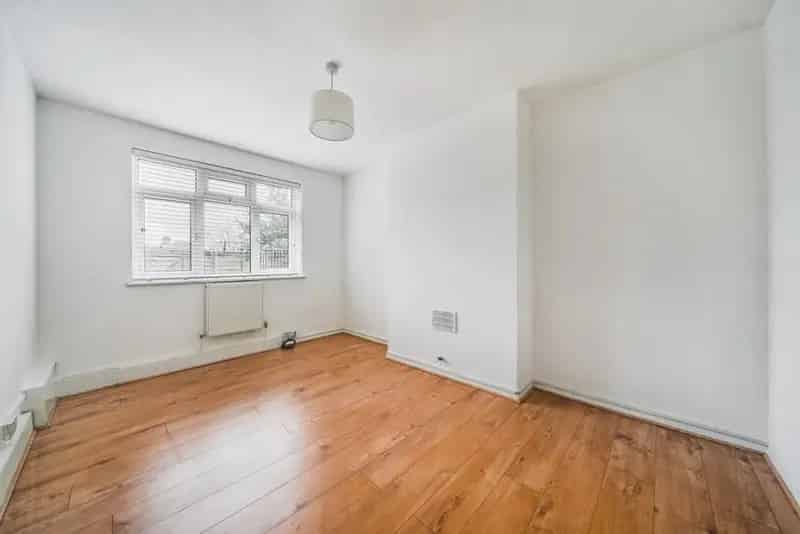 Charming 2-Bed Maisonette Refurbished Ground Floor