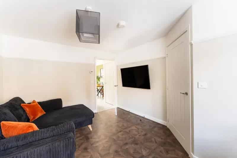 3 Bed Semi-Detached House for Sale Mead Fields