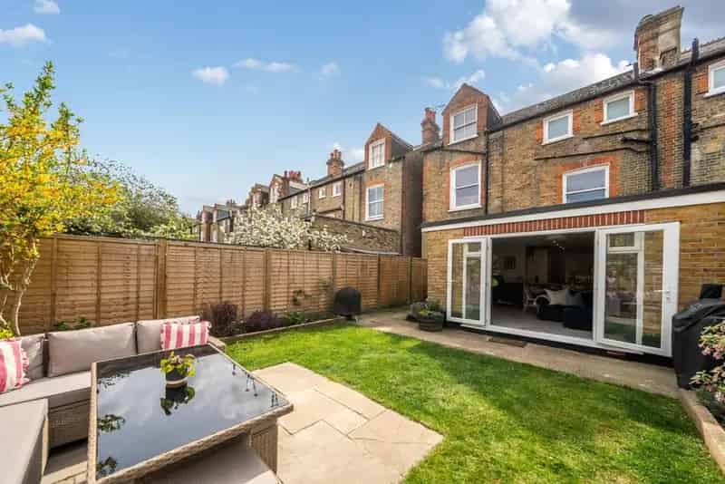 2 Bedroom Flat in Period Conversion 1100 sq ft