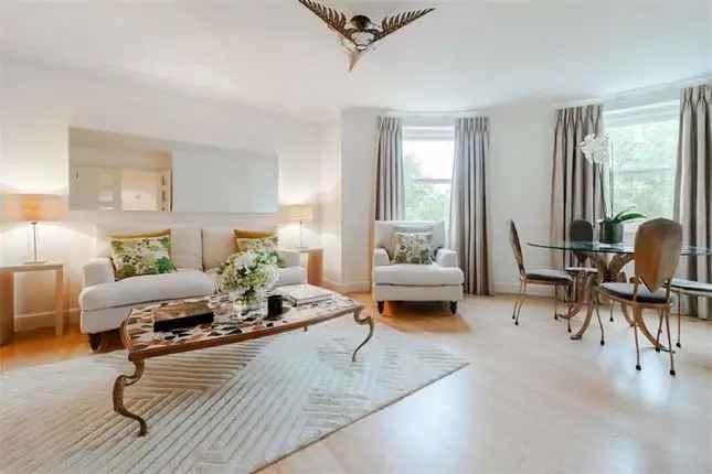 Flat to rent in Randolph Avenue, Little Venice, London W9