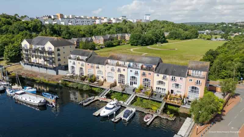 3 Bedroom Waterfront Townhouse Penarth Marina