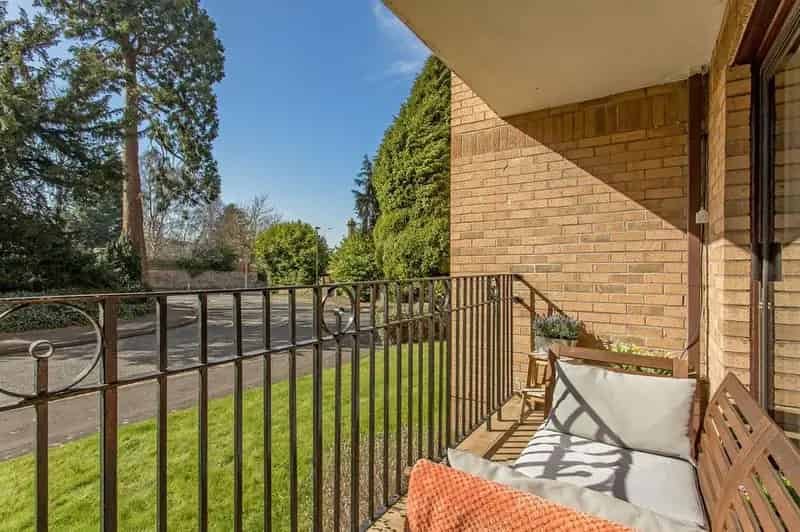3 bedroom flat for sale