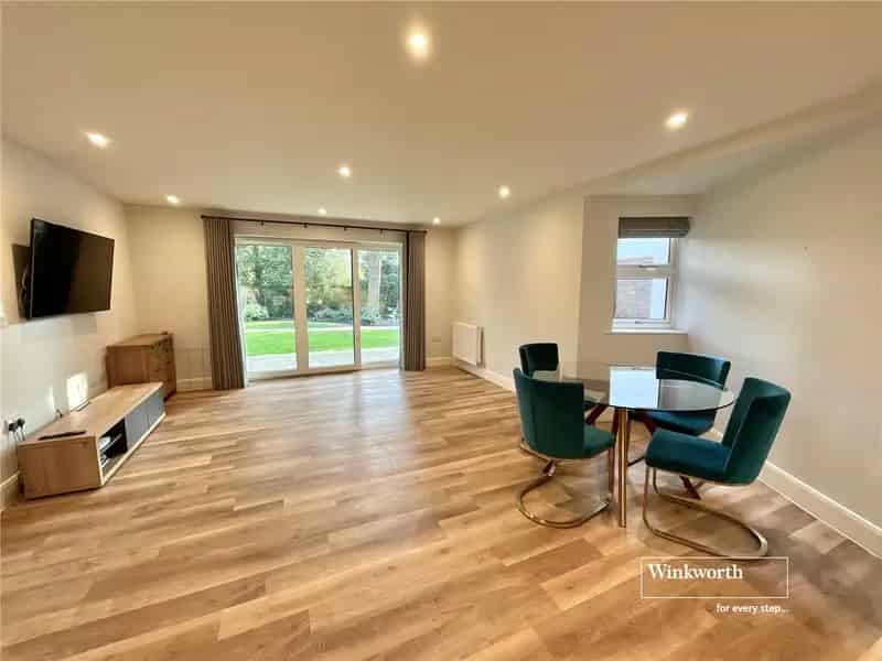 3 Bedroom Flat Christchurch Luxurious Living Near Highcliffe Castle