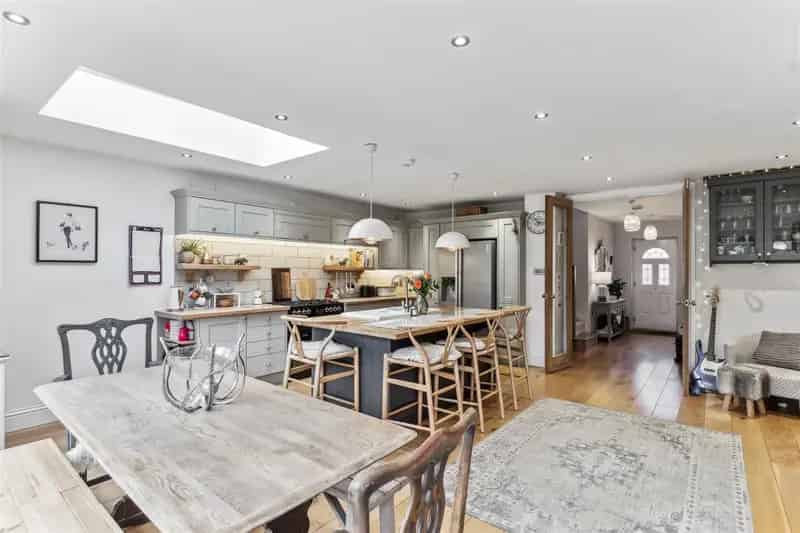4 Bedroom Detached House Extended & Refurbished St Albans