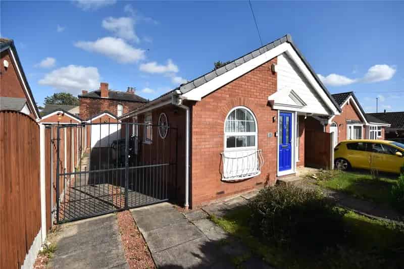 Detached Bungalow For Sale Convenient Location Three Bedrooms Garage