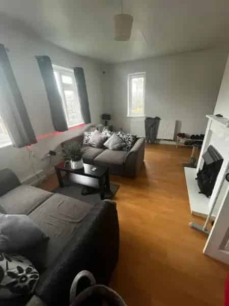 Spacious First Floor Flat with New Carpets and Fireplace