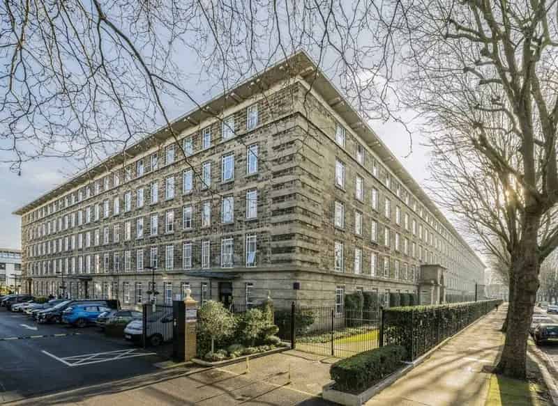 1 Double Bedroom Flat Gated Development Concierge Ample Storage