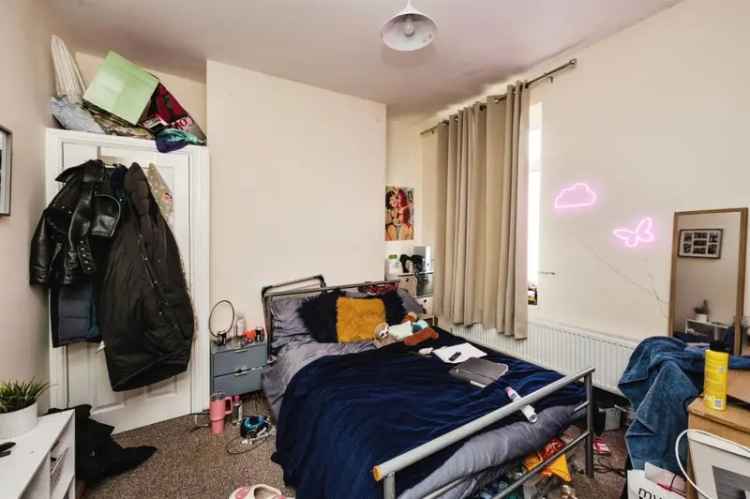 7 Bedroom Terraced House Near University - Ideal for Students or Investors