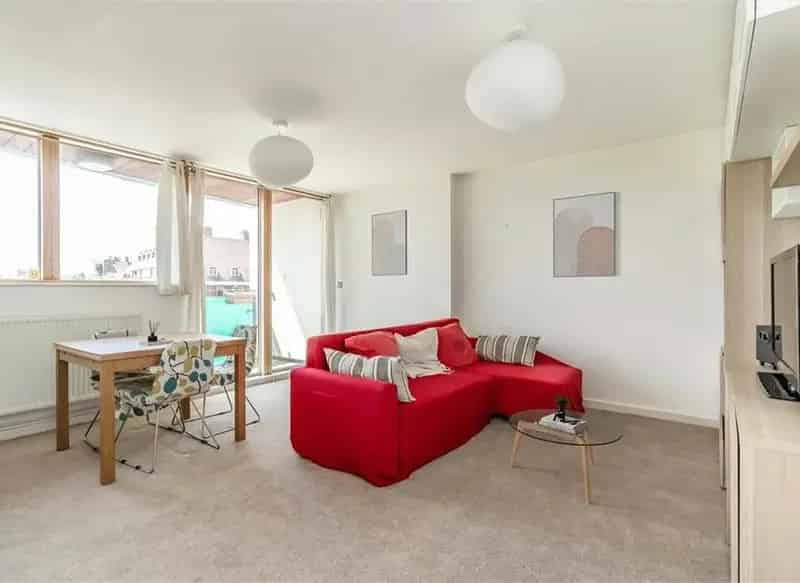 2 Double Bedroom Modern Apartment with Balcony Near Oval and Kennington
