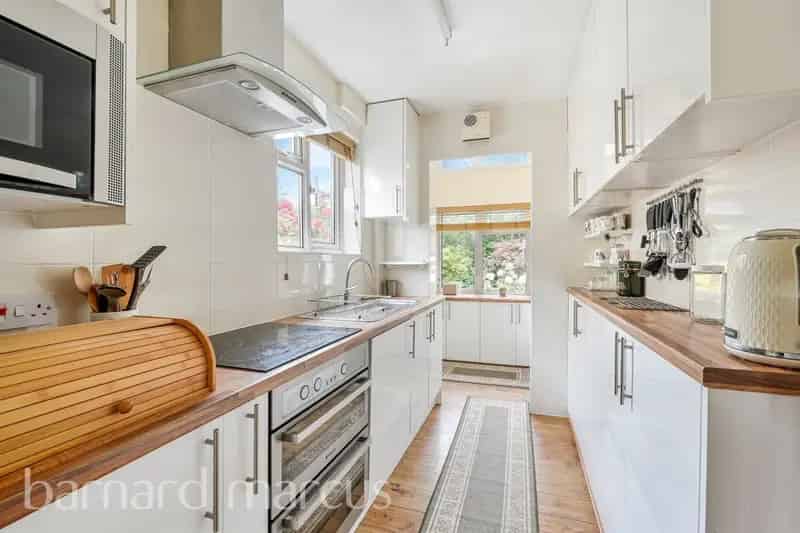 3 Bedroom Semi Detached House with Garage and Garden