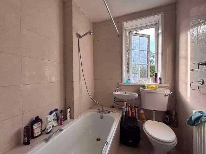 4 Bed 3 Bath House Near Burnt Oak Station - Chain Free