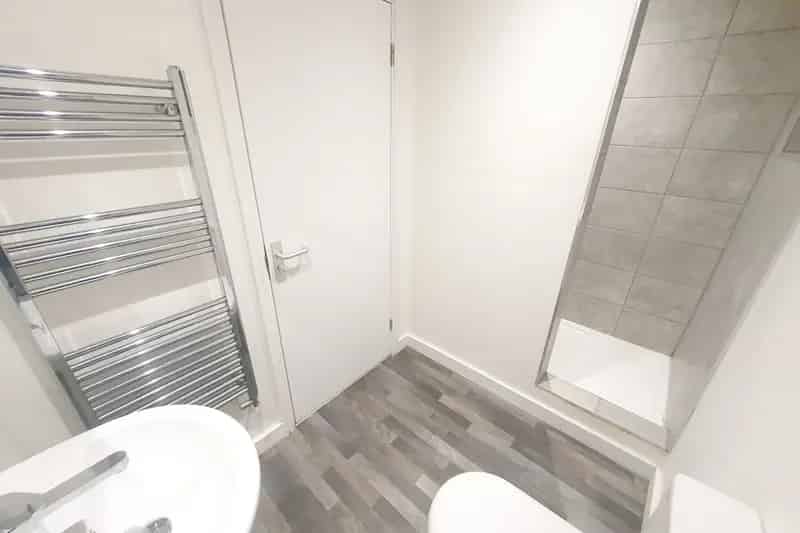 4 Bedroom House with Modern Kitchen and Shower Rooms