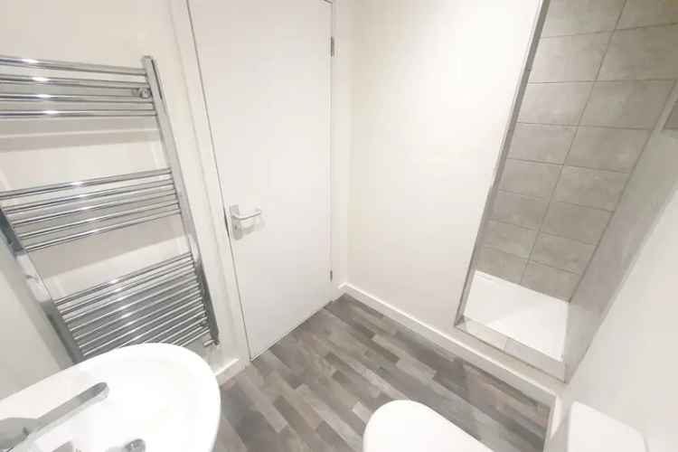 4 Bedroom House with Modern Kitchen and Shower Rooms