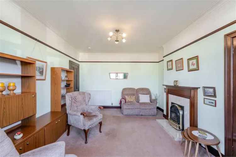 2 Bed Flat Ground Floor with Private Gardens Near Shops and Transport