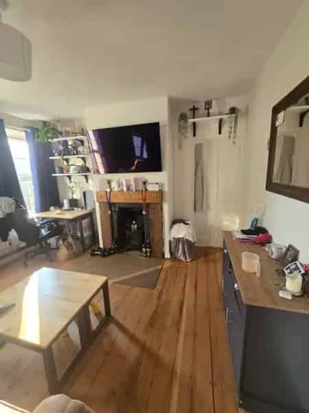 2 Bed Flat with Lift Access, Gated Parking & Communal Garden