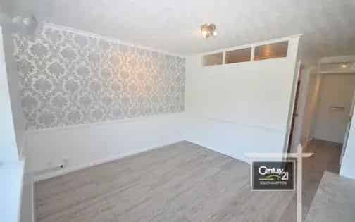 Southampton 1 Bed Flat Top Floor Allocated Parking Available Now