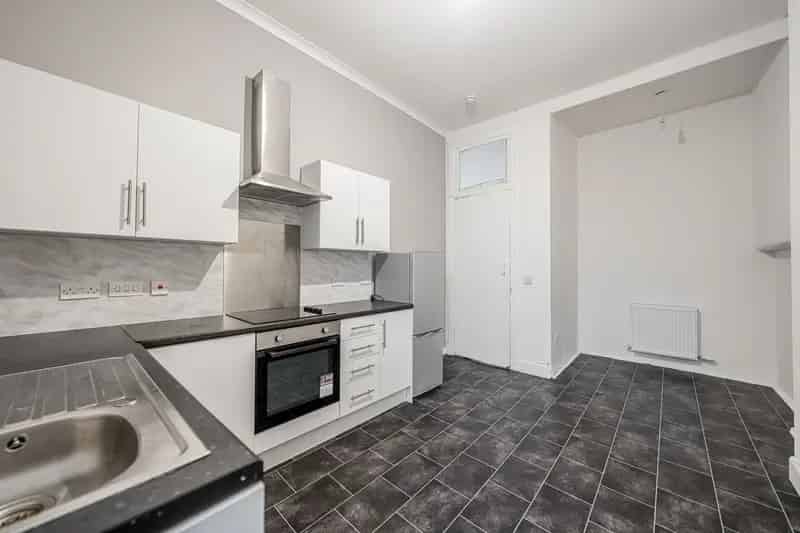 Spacious 3-Bedroom Tenement Flat in Glasgow's South Side