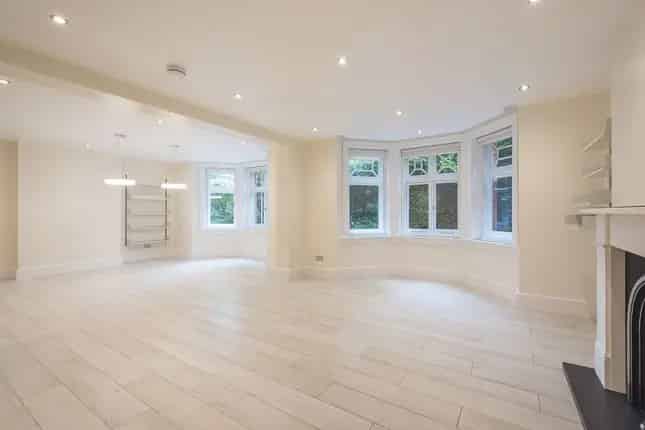 3-Bedroom Flat for Sale in London W8