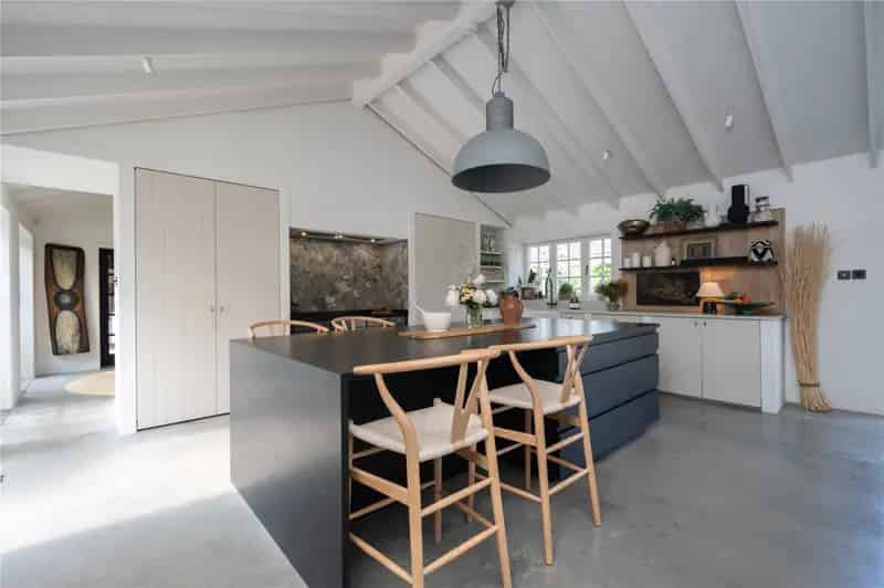 Detached House for sale with 4 bedrooms, Two Mile Ash, Horsham