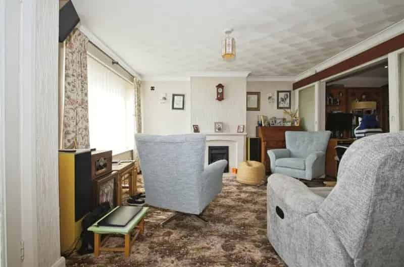 3 Bedroom Semi Detached House Cefn Glas