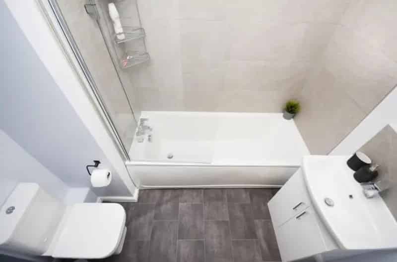 2 Bed Flat for Sale Stunning Refurbished Apartment with Lake Views