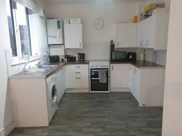 Spacious 3 Bed Ground Floor Flat with Parking and Storage