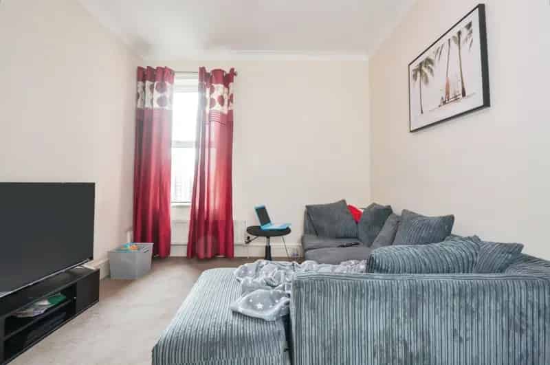 3 Bedroom Semi-Detached House with 3 Reception Rooms and Private Garden