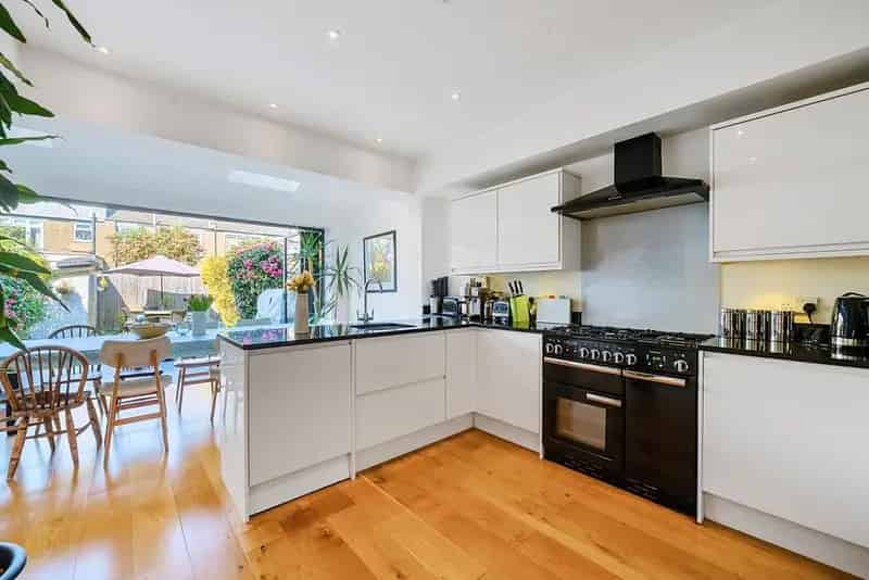 Stunning Freehold House Near Earlsfield