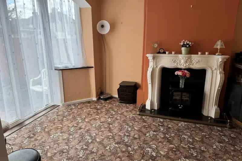 Three Bedroom Mid Terrace House Near Schools and Transport