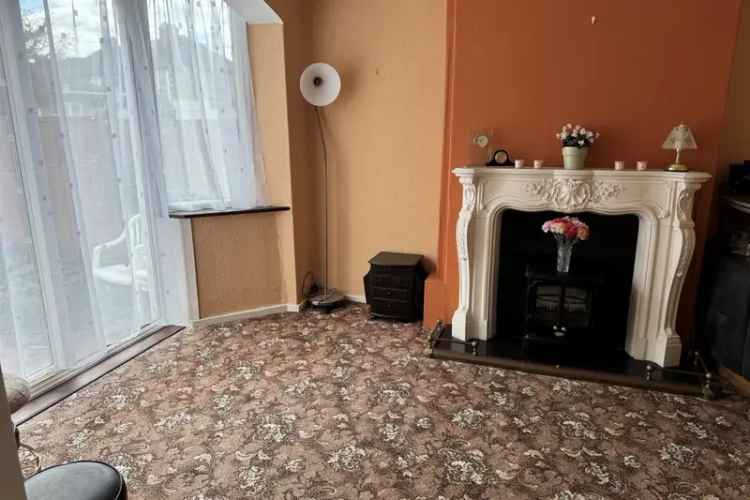 Three Bedroom Mid Terrace House Near Schools and Transport
