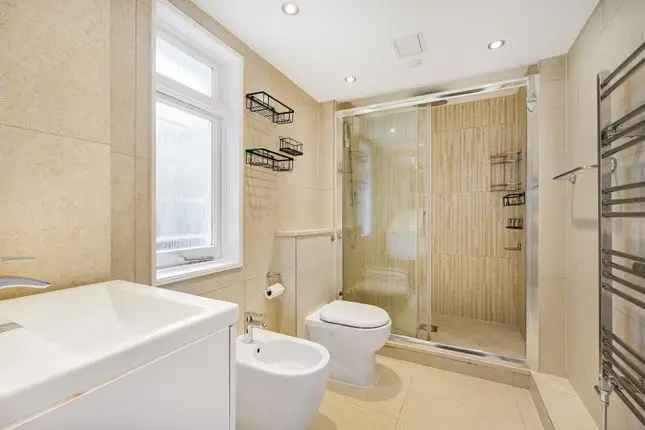 Flat to rent in Courtfield Road, South Kensington SW7