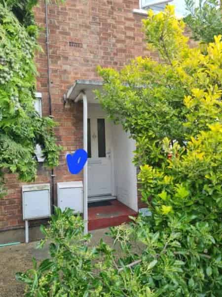 2 Bedroom Ground Floor Flat with Garden Near Forest Gate and Wanstead Park Stations