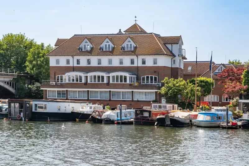 Modern Thameside Office Building To Let