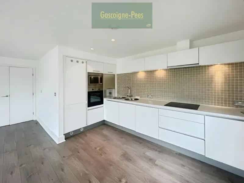 2 Bedroom Apartment with Two Balconies and Parking