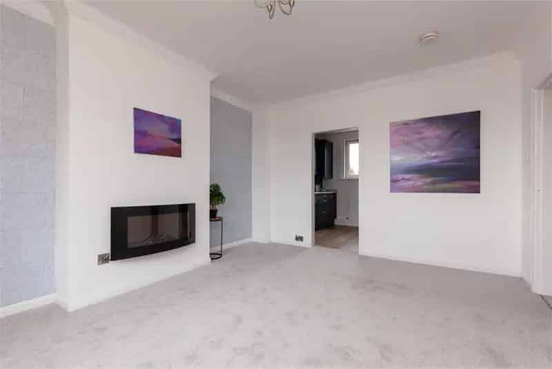 2 Bed Flat Parkhead Newly Refurbished Large Garden Attic Conversion Potential