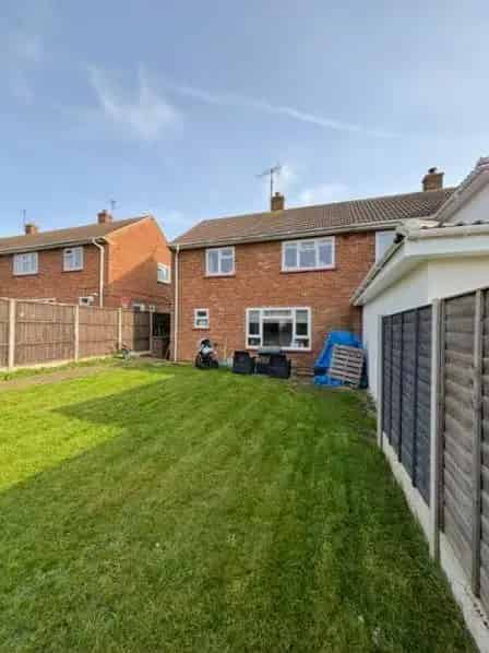 Lovely 2 Bedroom Semi Detached House Big Garden Outhouse