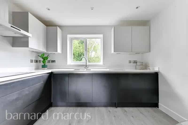 2-Bed 1st Floor Apartment with Parking and Garden