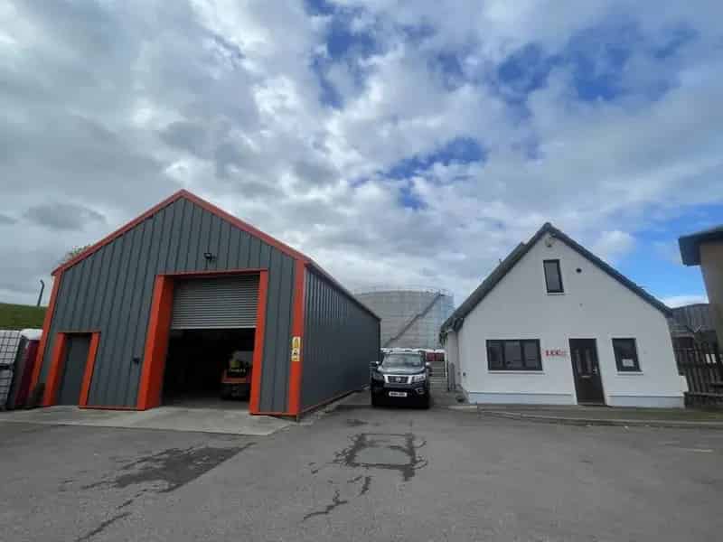 Inverness Office Building with Storage - 1767 sq ft Office 1958 sq ft Store